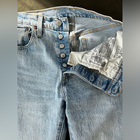 Light-wash Levi’s 501 skinny jeans with raw hem - Picture 7 of 10